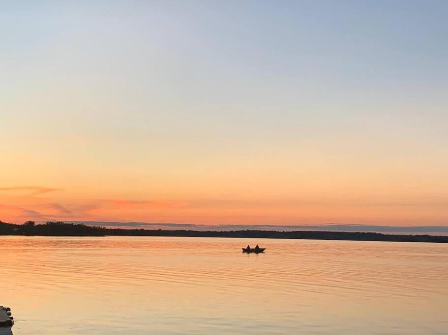 Great Sunset Waterfront Cottage. Deseronto Exterior foto